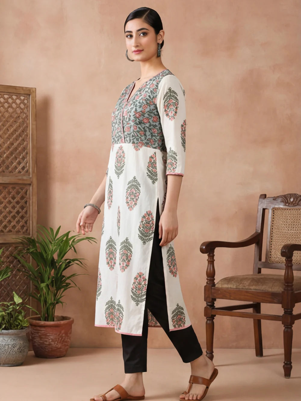 Women Off-White & Pink Printed Straight Kurta