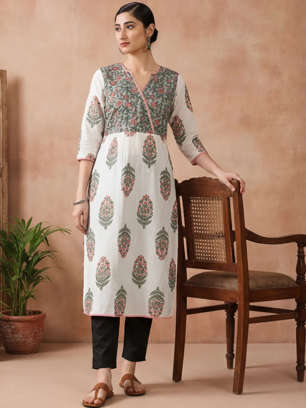 Women Off-White & Pink Printed Straight Kurta