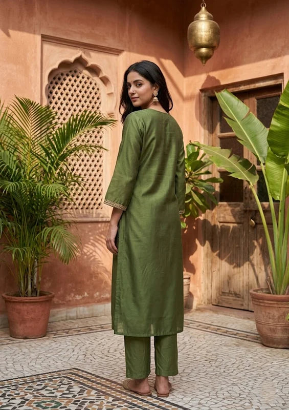 Mehendi Semi Crepe Threadwork Straight Kurta With Pant Regular And Dupatta